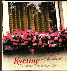 Kvetiny v oknách a na balkónoch