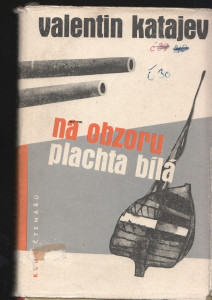 Na obzoru plachta bílá
