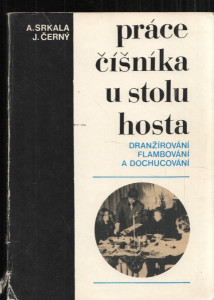 Práce číšníka u stolu hosta