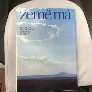 Země má