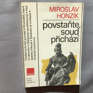 Povstaňte, soud přichází