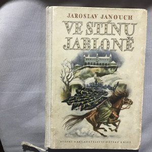 Ve stínu jabloně