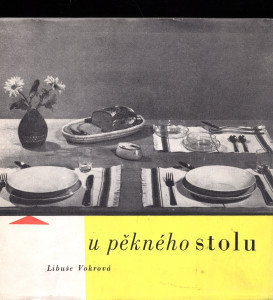 U pěkného stolu