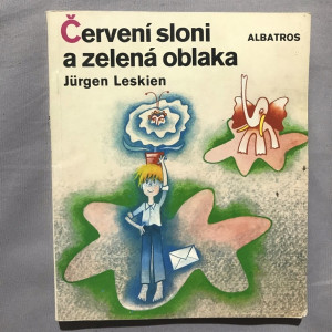 Červení sloni a zelená oblaka